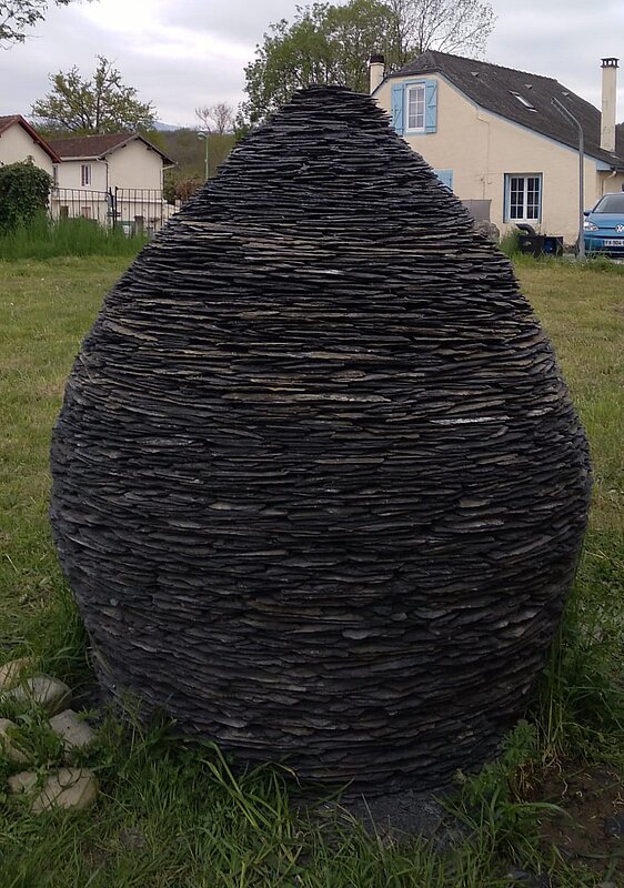 Pomme de pin fabriquée avec des ardoises