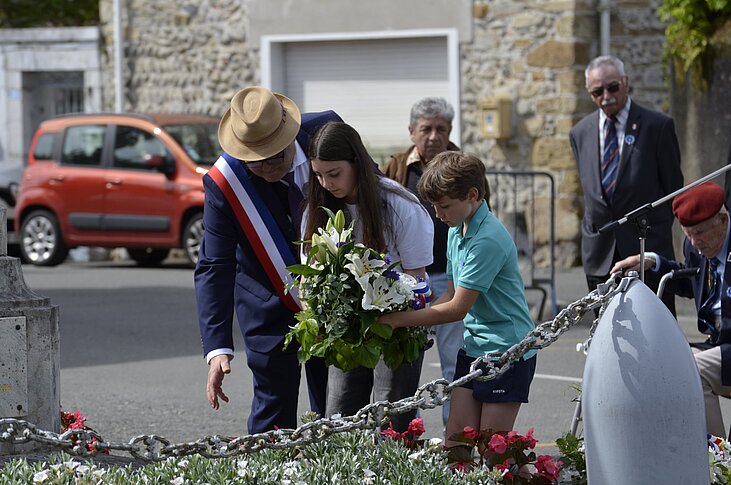 Dépôt de la gerbe de la commune par Maxine, Simon et Marc Labat, le Maire d'Igon